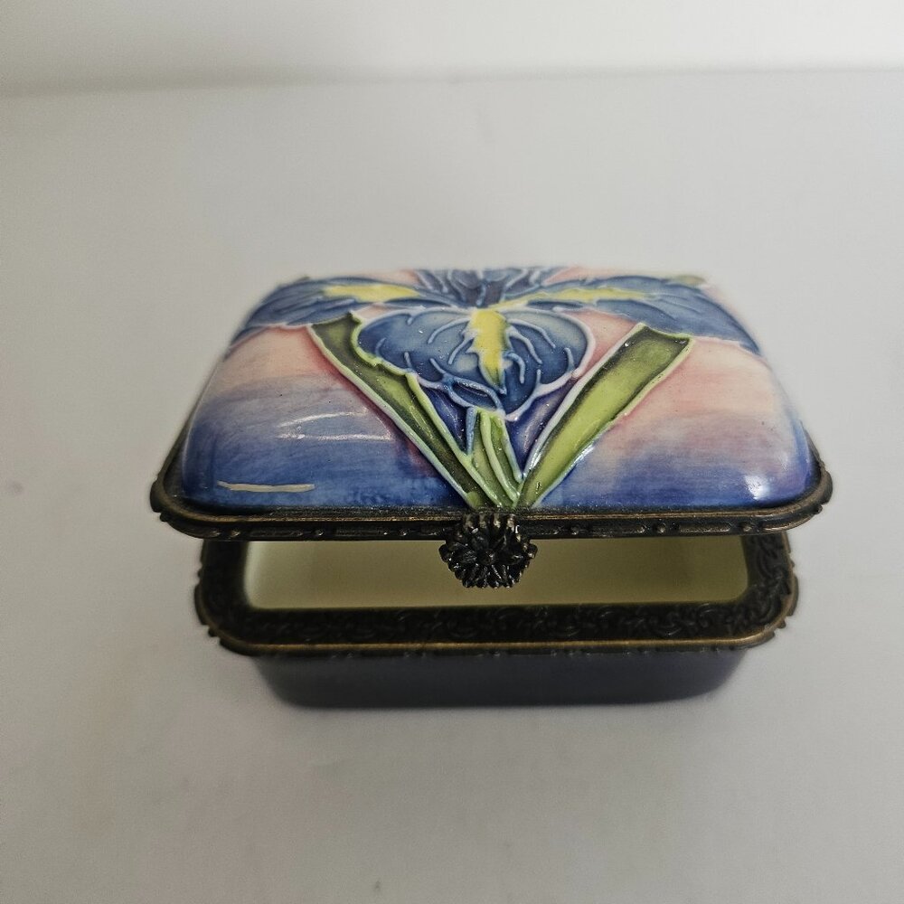 Mini Porcelain Lidded Hinged Trinket Pill Box Iris Old Tupton Sttle Unmarked